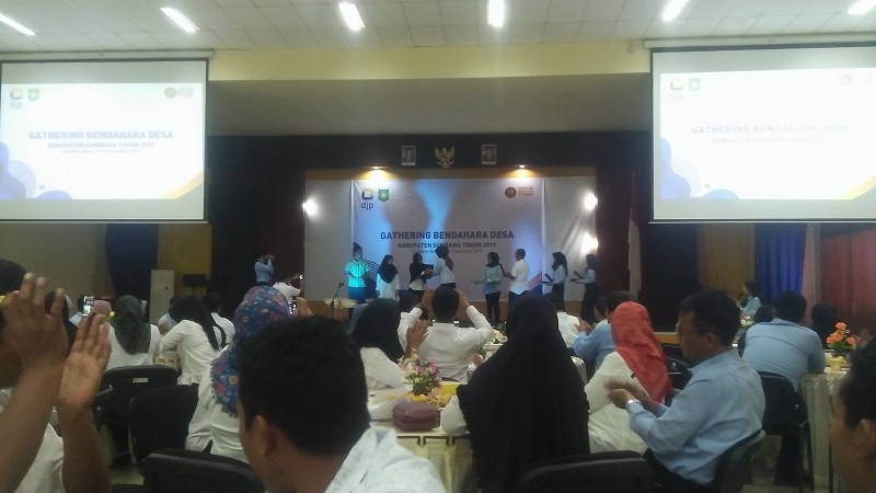 GATHERING BENDAHARA DESA 2019 - KPP PRATAMA BERI PENGHARGAAN 3 BENDAHARA DESA PANUTAN